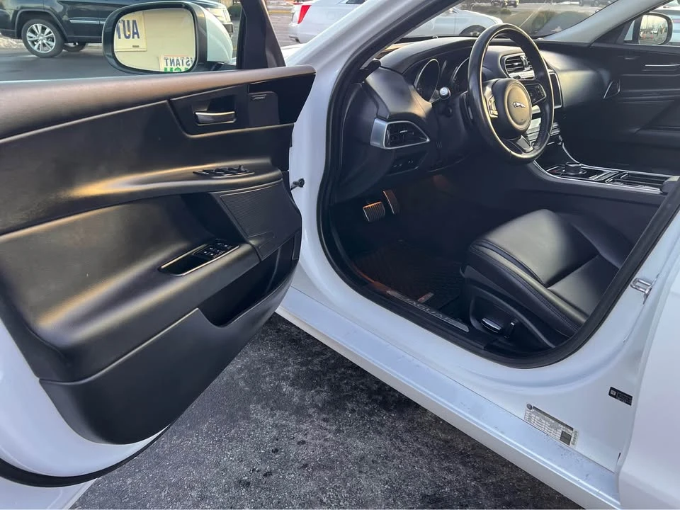 2019 Jaguar XE - Image 7 of 20
