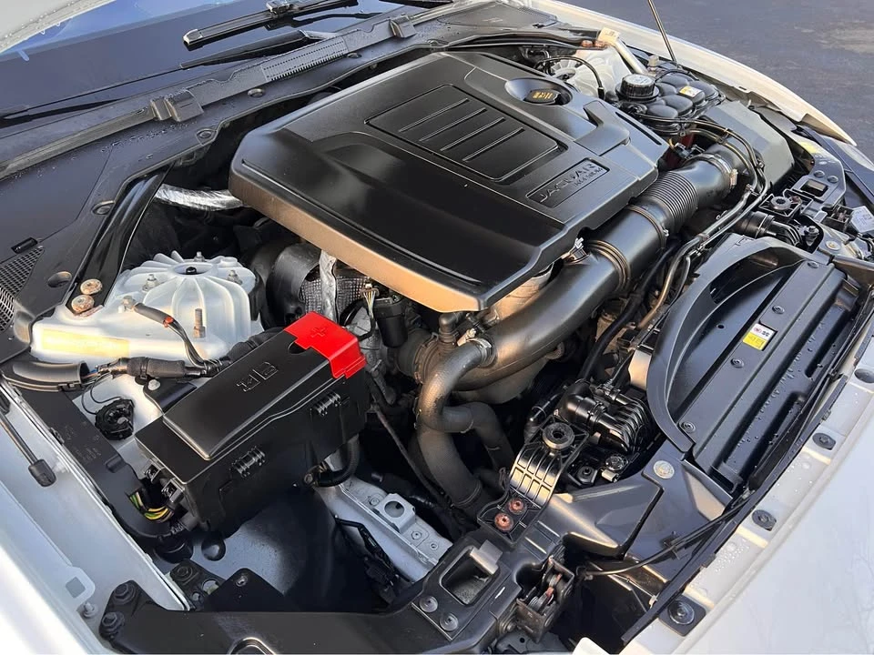 2019 Jaguar XE - Image 18 of 20
