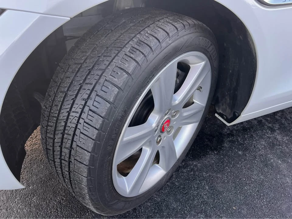 2019 Jaguar XE - Image 19 of 20