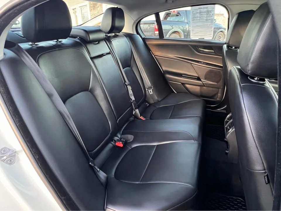 2019 Jaguar XE - Image 15 of 20