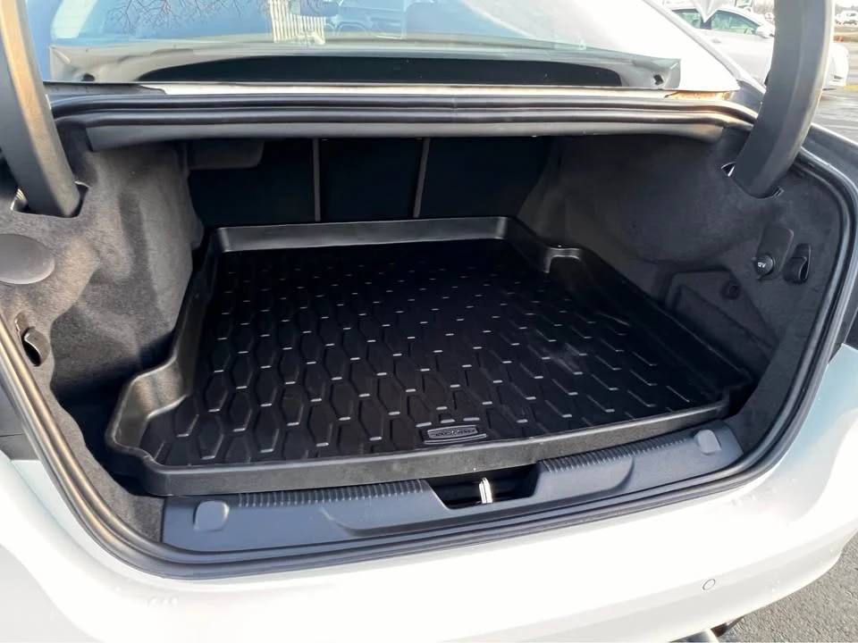 2019 Jaguar XE - Image 14 of 20