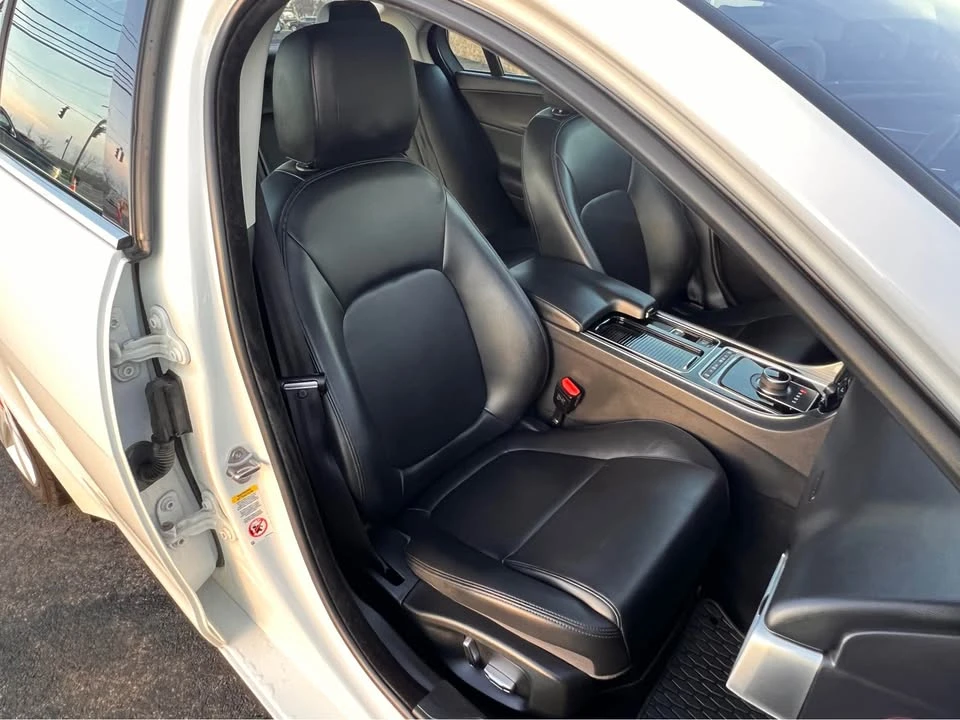 2019 Jaguar XE - Image 17 of 20