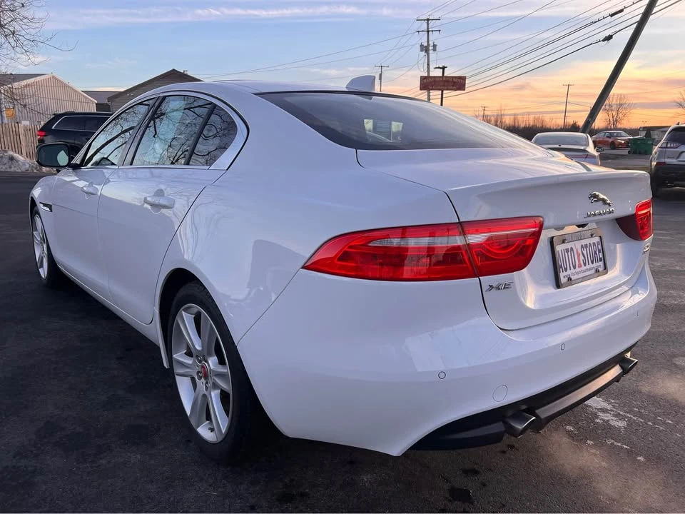 2019 Jaguar XE - Image 4 of 20