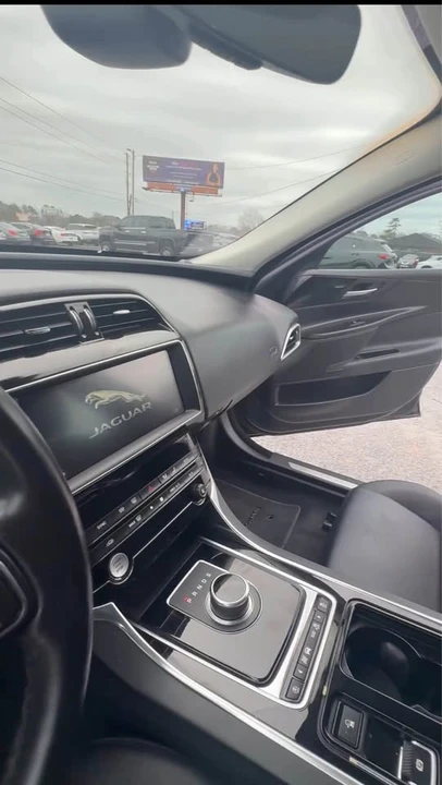 2019 Jaguar XE - Image 4 of 6