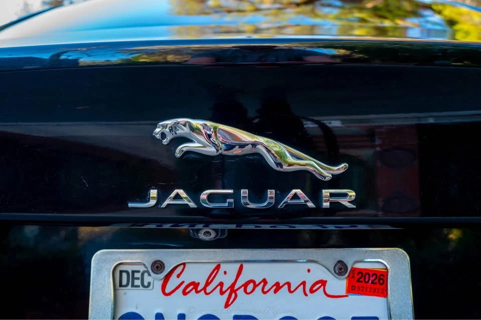 2019 Jaguar XE - Image 18 of 19