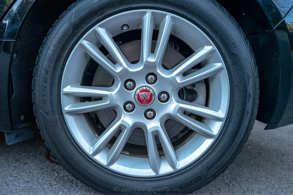 2019 Jaguar XE - Image 10 of 19