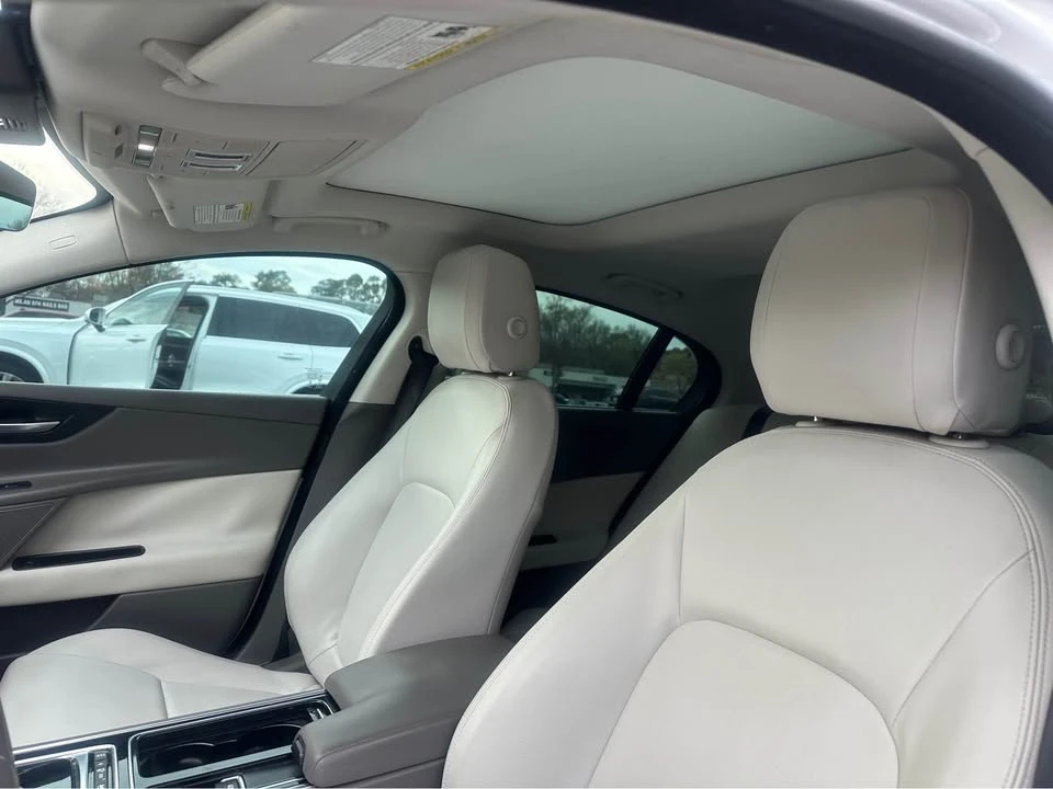 2019 Jaguar XE - Image 10 of 12
