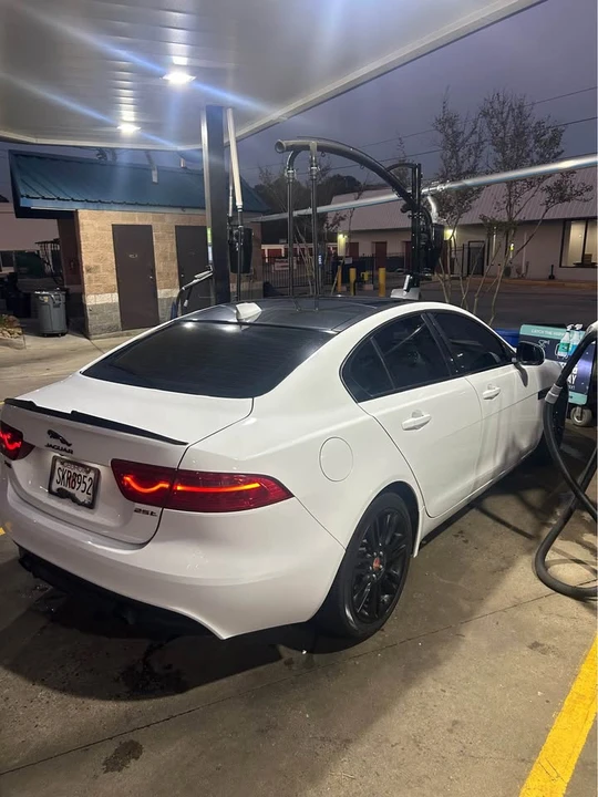 2019 Jaguar XE - Image 10 of 12