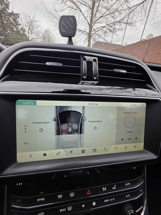 2019 Jaguar XE - Image 14 of 17
