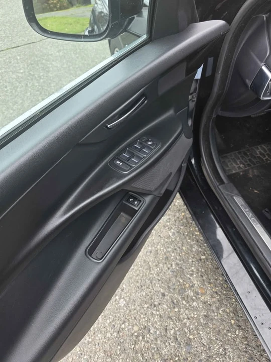 2019 Jaguar XE - Image 8 of 17