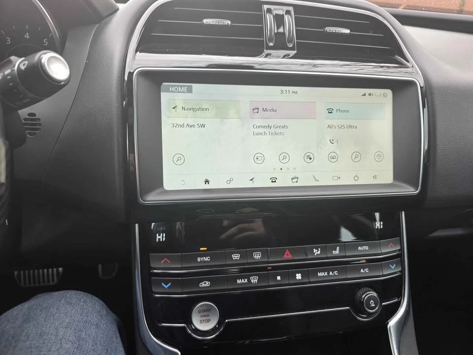 2019 Jaguar XE - Image 10 of 17