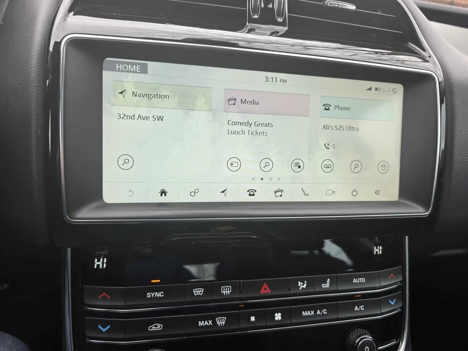 2019 Jaguar XE - Image 9 of 17
