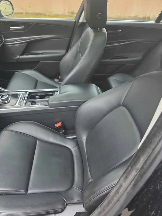 2019 Jaguar XE - Image 16 of 17