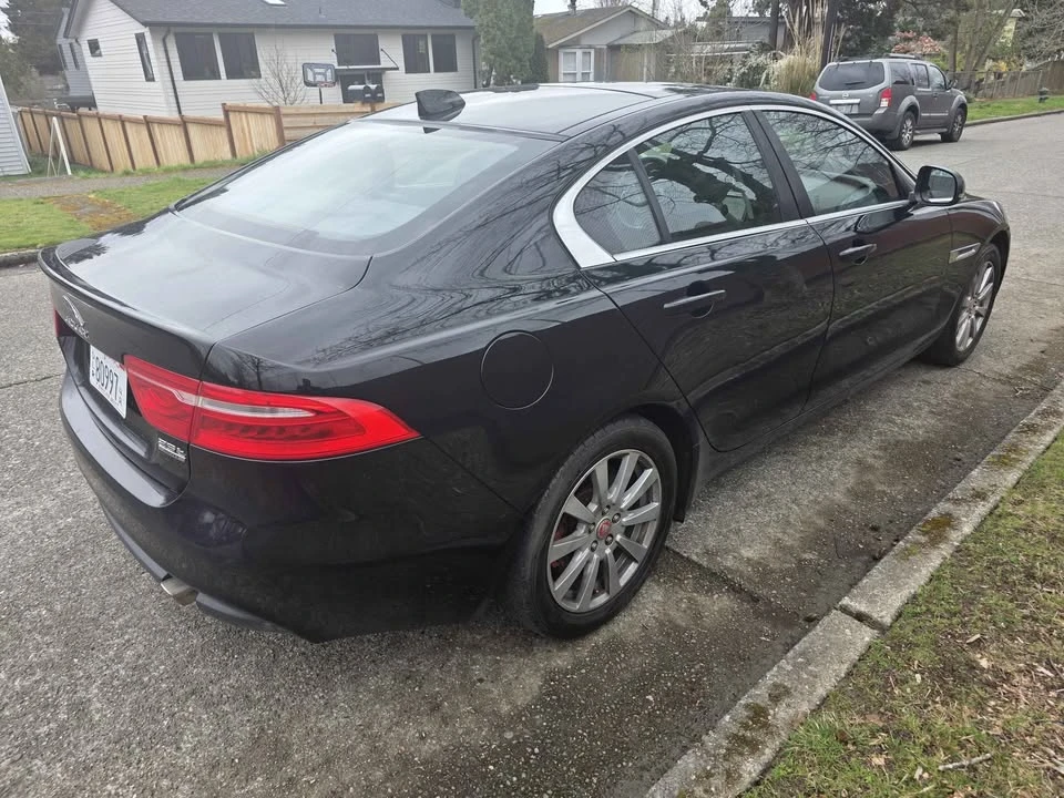 2019 Jaguar XE - Image 4 of 17