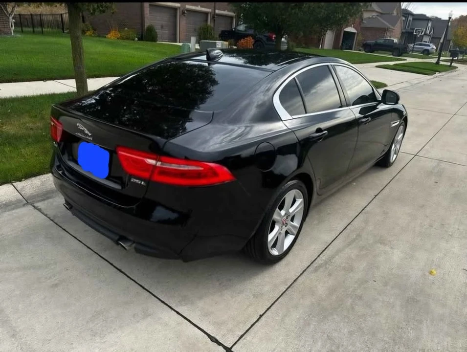 2019 Jaguar XE - Image 8 of 11