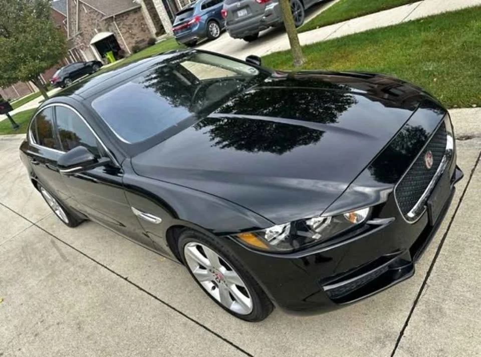 2019 Jaguar XE - Image 2 of 11