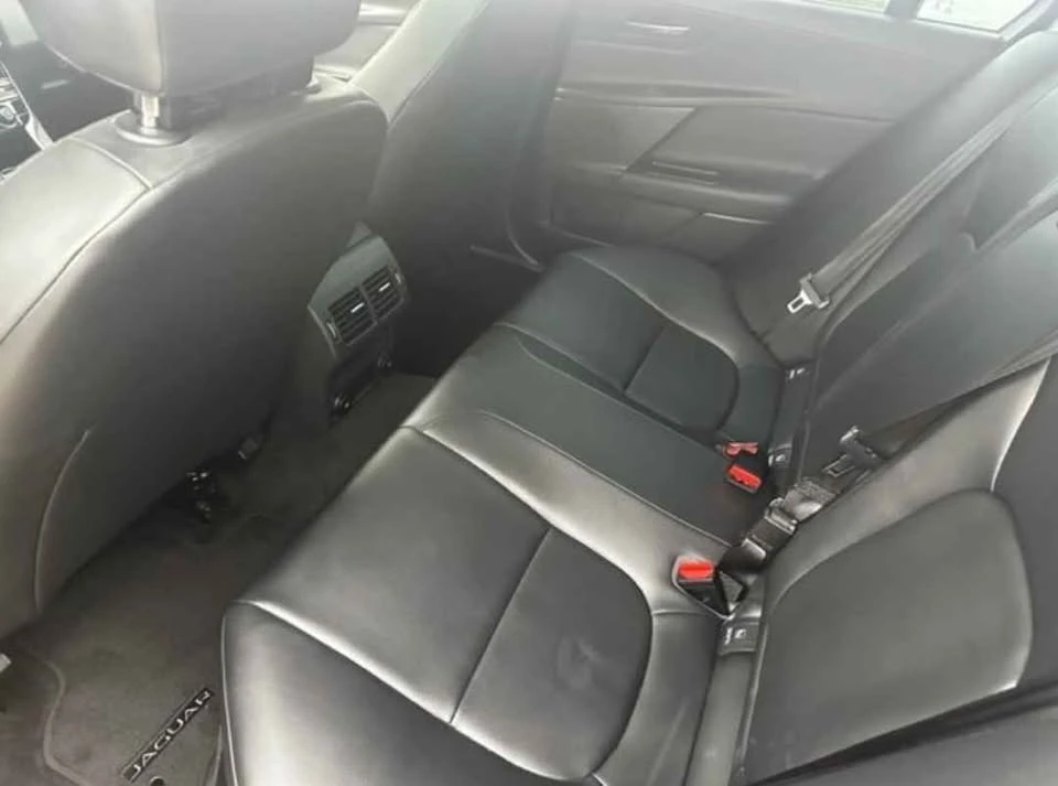 2019 Jaguar XE - Image 10 of 11