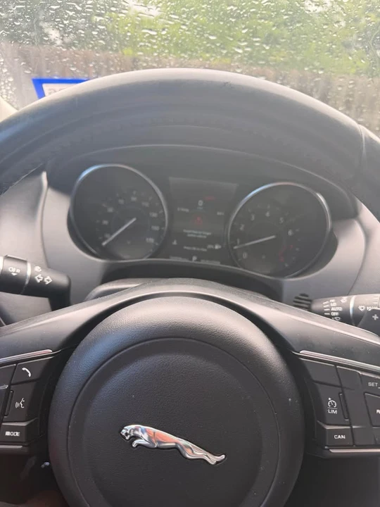 2019 Jaguar XE - Image 10 of 12