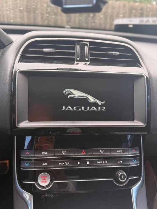 2019 Jaguar XE - Image 11 of 12
