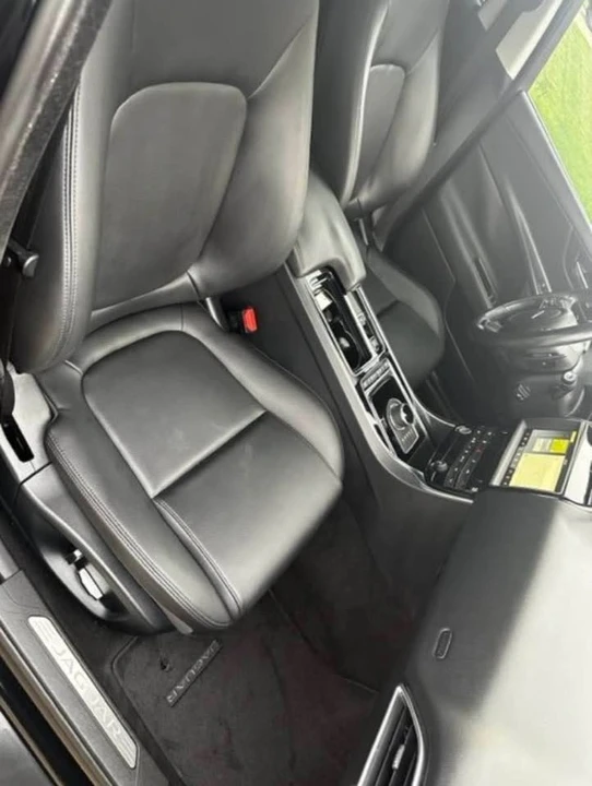2019 Jaguar XE - Image 9 of 12
