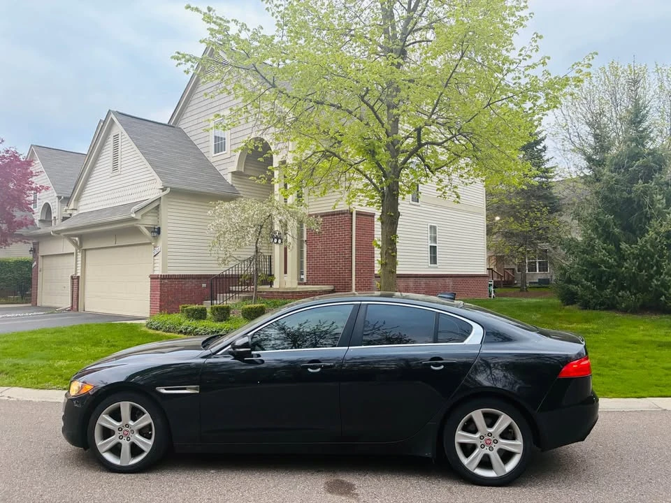 2019 Jaguar XE - Image 2 of 12