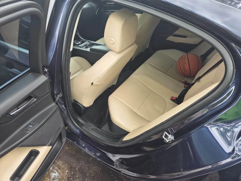 2019 Jaguar XE - Image 10 of 15