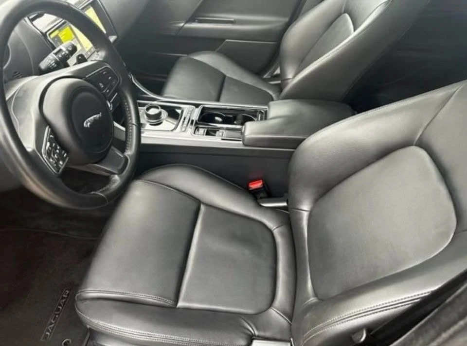 2019 Jaguar XE - Image 10 of 12