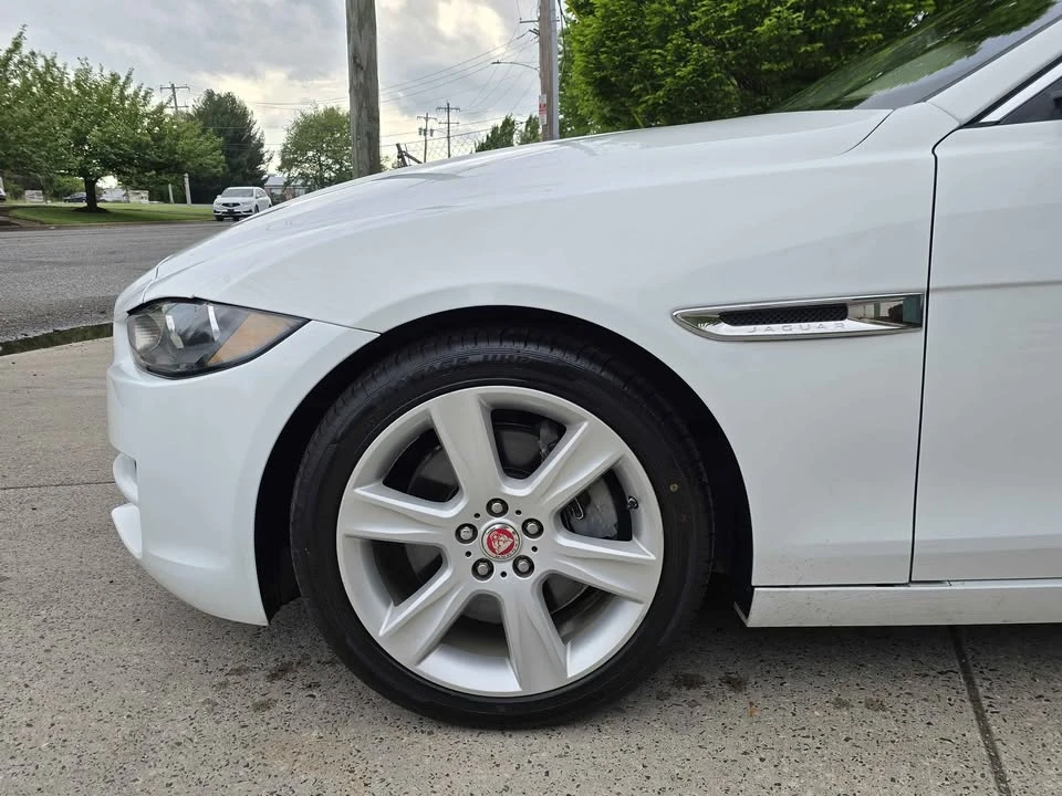 2019 Jaguar XE - Image 10 of 20