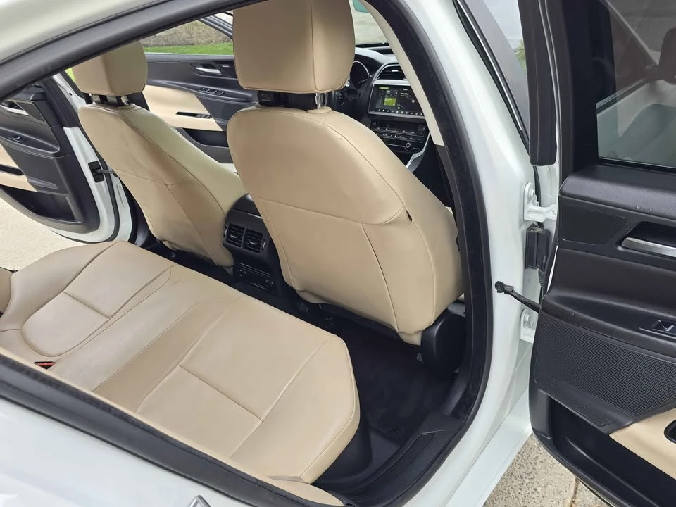 2019 Jaguar XE - Image 17 of 20