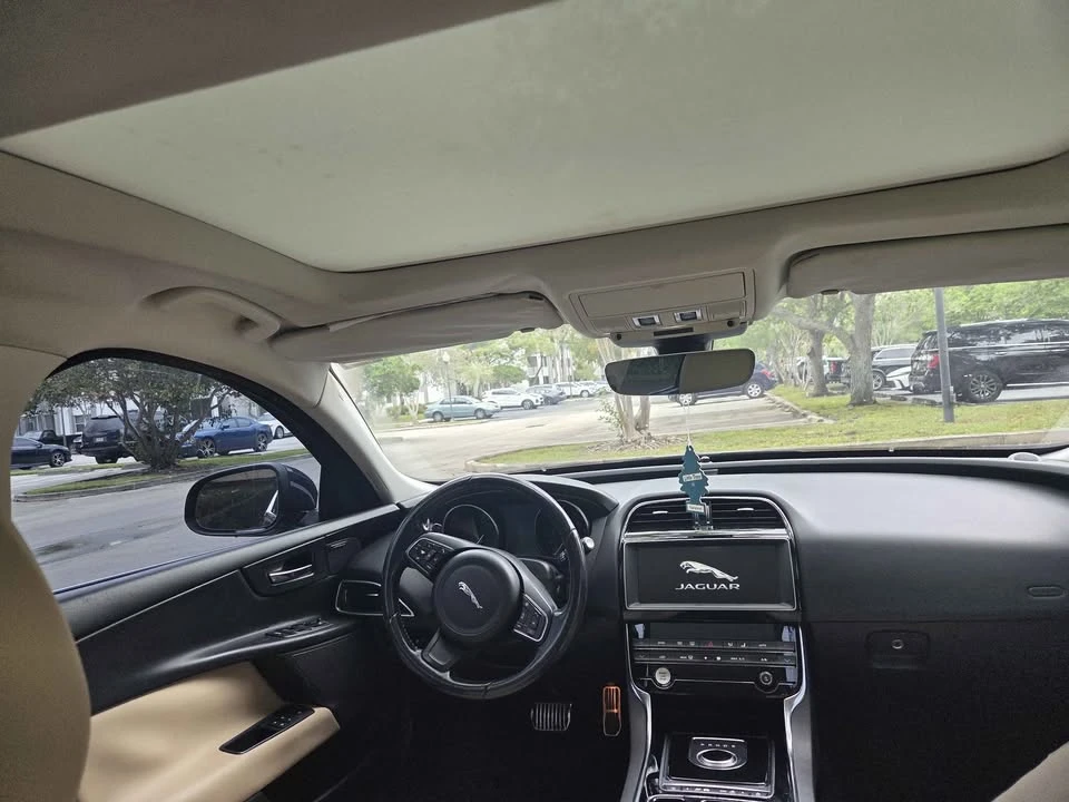 2019 Jaguar XE - Image 7 of 14