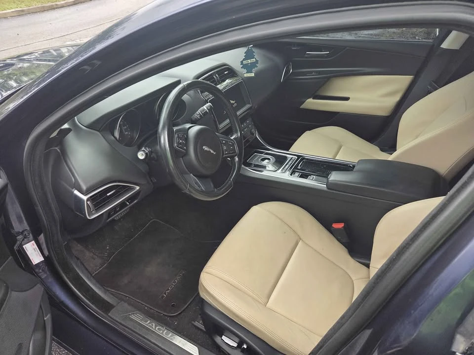 2019 Jaguar XE - Image 9 of 14