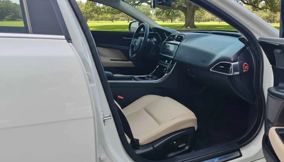 2019 Jaguar XE - Image 18 of 20