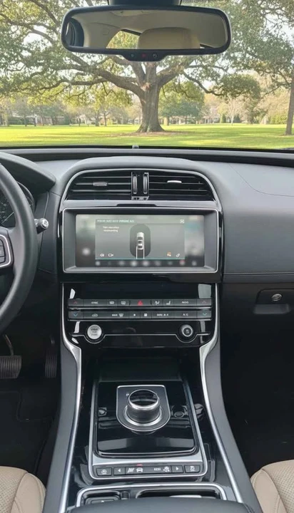 2019 Jaguar XE - Image 11 of 20