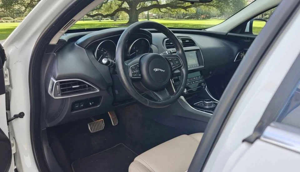 2019 Jaguar XE - Image 15 of 20