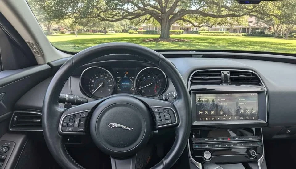 2019 Jaguar XE - Image 9 of 20