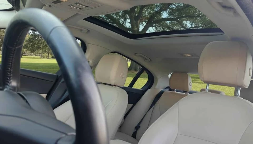 2019 Jaguar XE - Image 17 of 20
