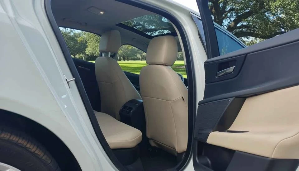 2019 Jaguar XE - Image 16 of 20