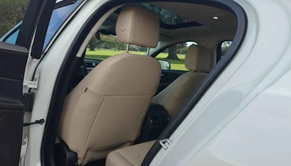 2019 Jaguar XE - Image 12 of 20