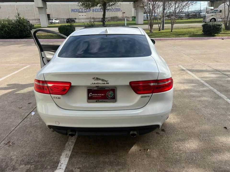 2019 Jaguar XE - Image 8 of 17