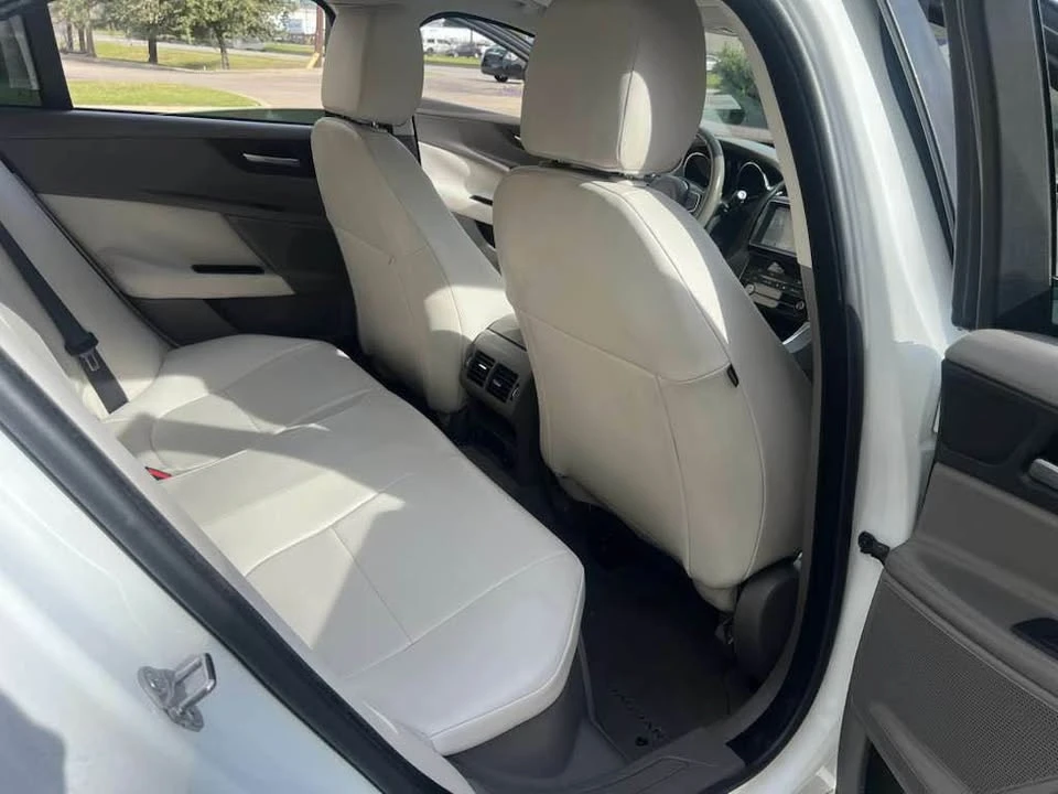 2019 Jaguar XE - Image 7 of 17