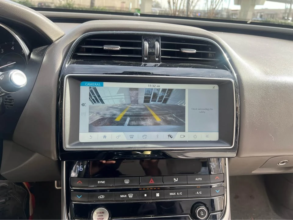 2019 Jaguar XE - Image 11 of 17