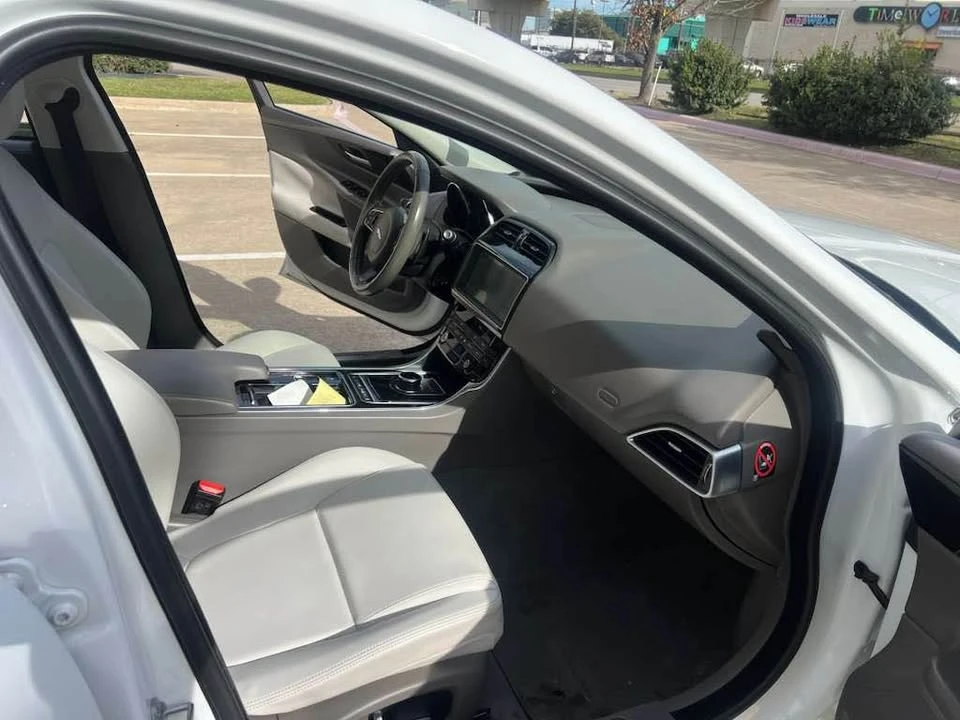 2019 Jaguar XE - Image 12 of 17