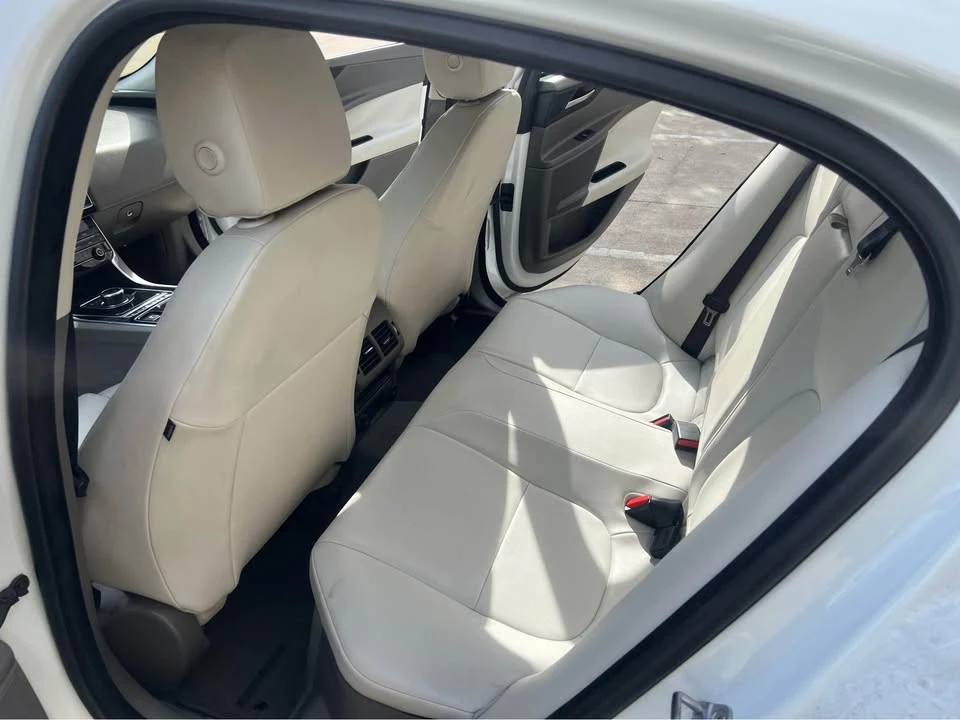 2019 Jaguar XE - Image 5 of 16