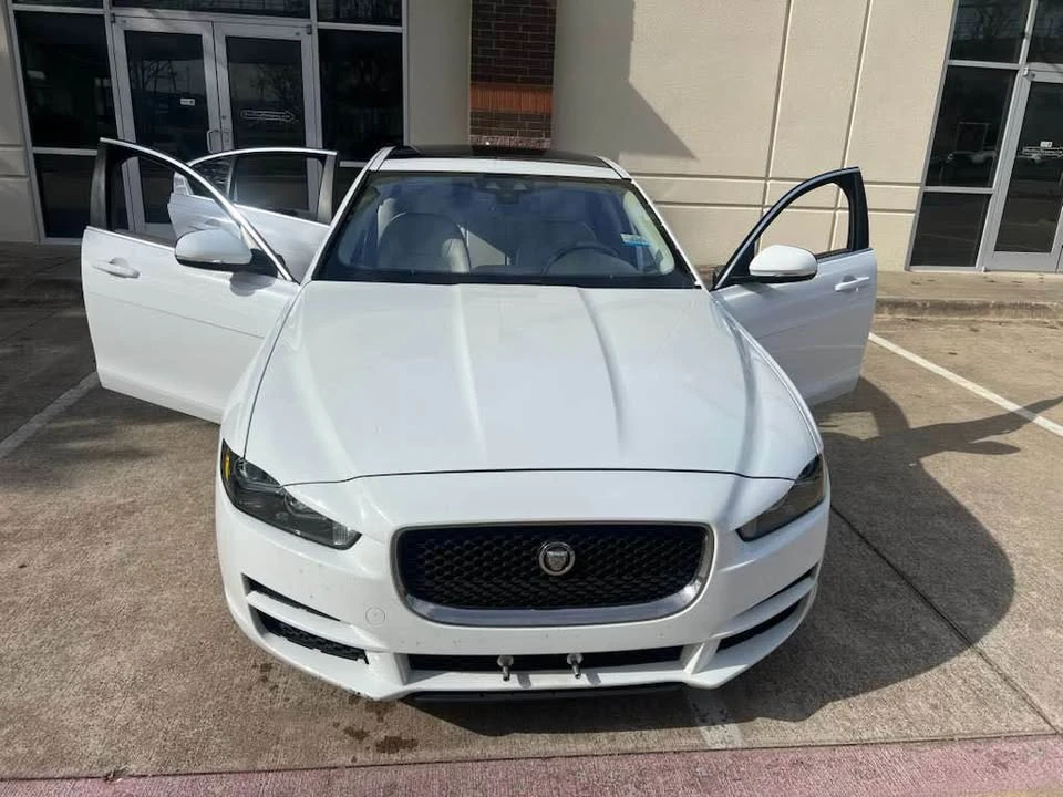 2019 Jaguar XE - Image 7 of 16