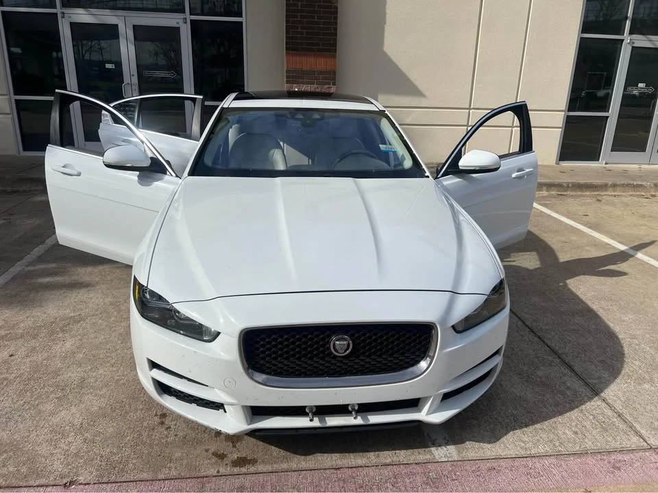2019 Jaguar XE - Image 13 of 16