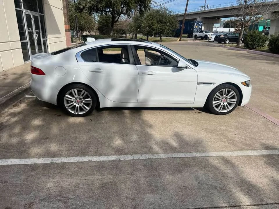 2019 Jaguar XE - Image 4 of 17
