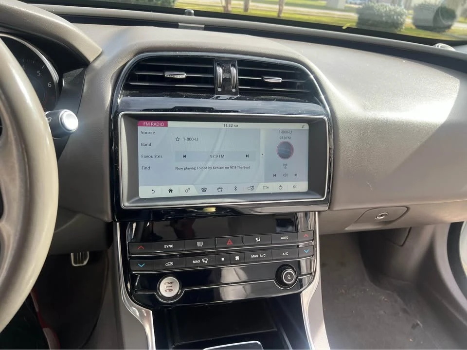 2019 Jaguar XE - Image 8 of 16