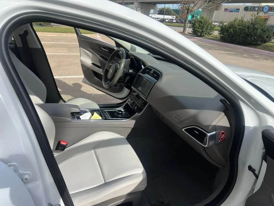 2019 Jaguar XE - Image 5 of 17