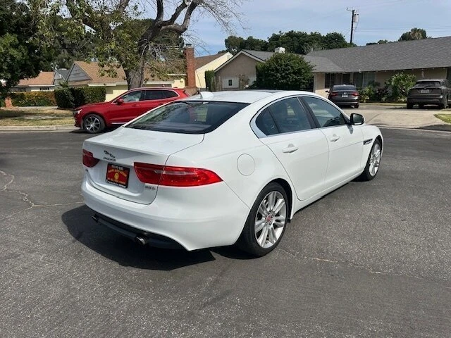 2019 Jaguar XE - Image 7 of 18