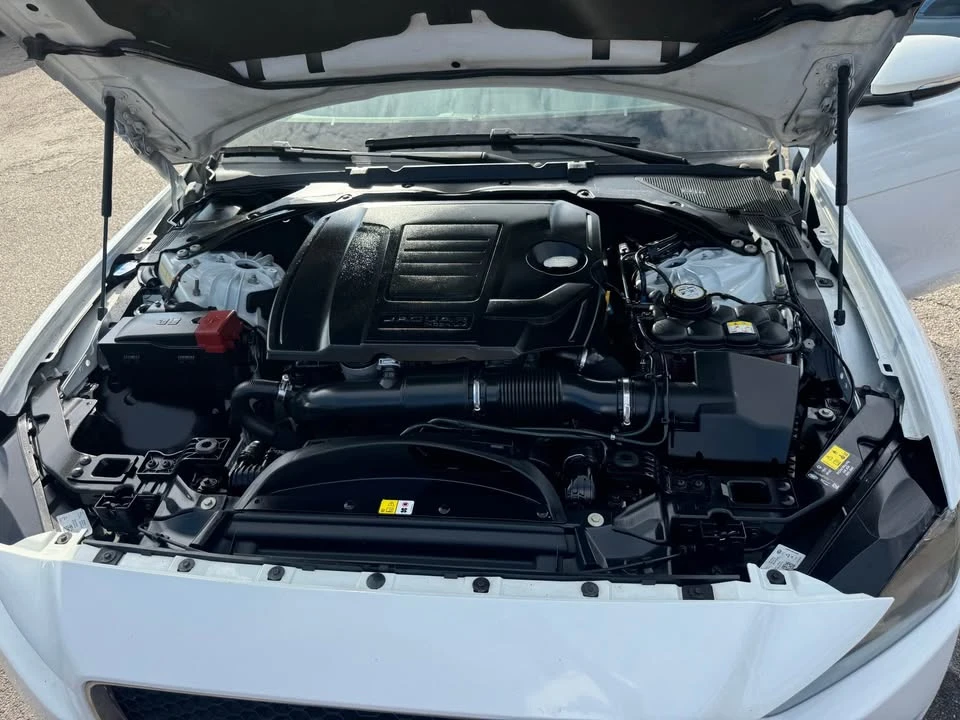 2019 Jaguar XE - Image 9 of 9
